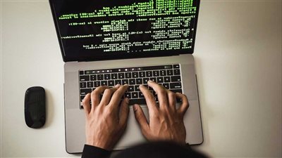قراصنة يخترقون خوادم بنك خليجي ويهدّدون معلومات العملاء 
