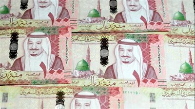 الريال السعودي يبقى مستقراً رغم تقلبات أسعار الخام