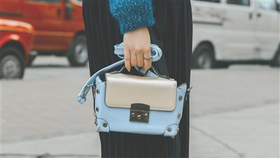 دليل السفر الذكي يوصي بحقيبة يد فقط صيفاً