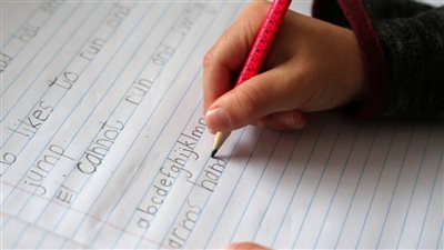 دراسة الكتابة اليدوية تعزز تعلم القراءة لدى الأطفال