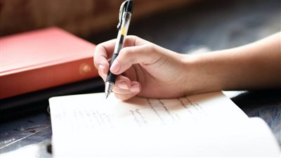 دراسة حديثة: الكتابة اليدوية تسرّع تعلم القراءة