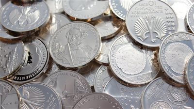 الفضة تسجل 36.27 دولارًا للأوقية أعلى مستوى منذ 2012