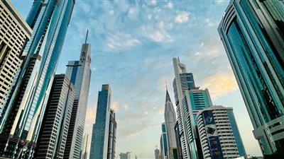 سوق الأسهم الإماراتي يواصل الصعود مدفوعًا بتدفقات أجنبية ونمو اقتصادي يعكس تفاؤل المستثمرين
