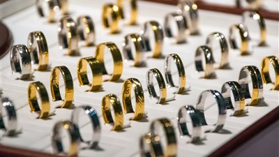 في ظل ترقب لقرارات البنوك المركزية: الذهب ينهي تداولات الأسبوع على ارتفاع طفيف وسعره في مصر ليوم 26 يوليو 2025