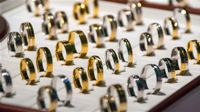 الذهب يختتم تداولات الأسبوع على تراجع مع صعود الدولار وترقب بيانات التضخم الأمريكية وسعره في مصر ليوم 27 يوليو 2025