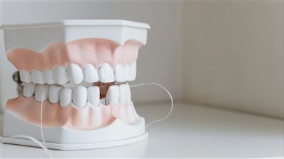 ابتكار واعد في عالم الطب: علماء يبتكرون طريقة توصيل اللقاحات باستخدام خيط تنظيف الأسنان