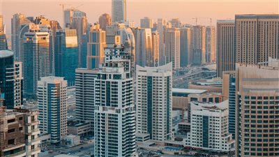 الاقتصاد الإماراتي يواصل النمو: دبي تسجل توسعًا بنسبة 4٪ في الربع الأول بدعم قوي من القطاعات الحيوية 