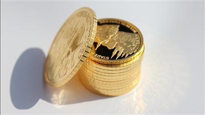 الذهب يرتفع عالميًا 0.5% ويستقر نسبيًا في مصر: قراءة شاملة لأسعار 18 أغسطس 2025