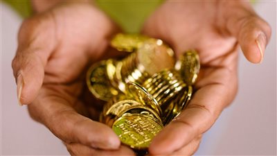 الذهب يتراجع عالميًا ومحليًا : أسعار يوم 28 أغسطس 2025 في مصر