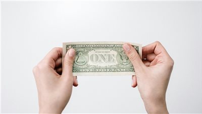 الدرهم الإماراتي يتداول بسعر ثابت أمام الدولار ما يشير إلى ثقة في التحويلات الخارجية ليوم 5 سبتمبر 2025