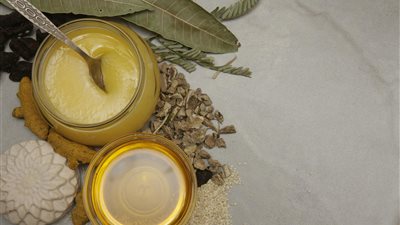 أحدث صيحة في عالم العافية: مراسم شرب السمن صباحًا تكشف أسرارًا صحية أصبحت تريند عالميًا 