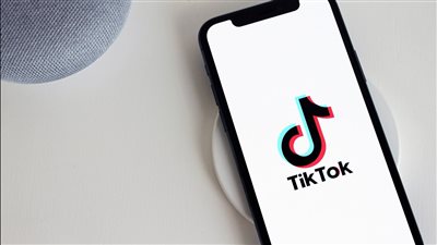 TikTok يُطلق موجة جديدة من الترندات الغريبة تحت اسم Shrekking الكوميديا تتحوّل إلى تجربة تمثيلية سريعة 