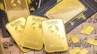 الذهب يلامس مستوى قياسياً جديداً مع تنامي التوقعات بخفض الفائدة الأميركية وسعر صرفه في مصر ليوم 7 سبتمبر 2025