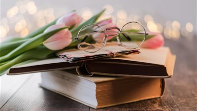 كتاب العلاج النفسي بين الفلسفات الشرقية والعلوم الغربية للمؤلف واتس يُقدّم مقارنة بين العلاج النفسي الغربي والفلسفات الروحانية الشرقية