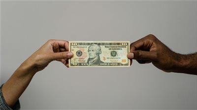 الجنيه المصري يواصل التماسك أمام الدولار عند نحو ‎48.20 جنيه وسط أكثر من أسبوع من التقلبات الطفيفة في السوق الرسمي ليوم 13 سبتمبر 2025