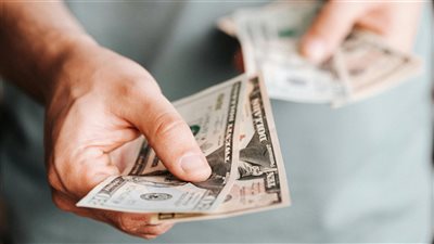 انخفاض طفيف للجنيه المصري أمام الدولار مع استقرار في سعر الصرف الرسمي لدى البنك المركزي ليوم 17 سبتمبر 2025
