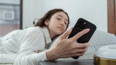 دراسة عالمية تربط بين استخدام الأجهزة الذكية واضطرابات النوم بزيادة خطر الاكتئاب