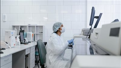شركات أدوية تعتمد أدوات ذكاء اصطناعي متقدمة لتسريع اكتشاف العقاقير وتقليل الحاجة للاختبارات الحيوانية