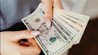 الجنيه المصري يواصل التذبذب أمام الدولار وسط ضغوط على السيولة ليوم 3 أكتوبر 2025