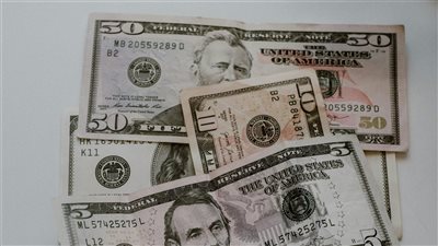 الجنيه المصري يستقر نسبيًا أمام الدولار وسط تذبذبات طفيفة في سوق الصرف ليوم 4 أكتوبر 2025