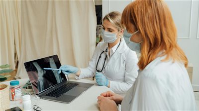 علاج إشعاعي منخفض الجرعة يُظهر فعالية في تخفيف آلام المفاصل لدى مرضى الفُصال دون مضاعفات كبيرة