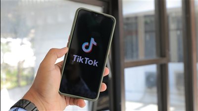 تحدي الكرسي Chair Challenge وغيره من التريندات الجديدة على TikTok في أكتوبر 2025 يجذب المستخدمين