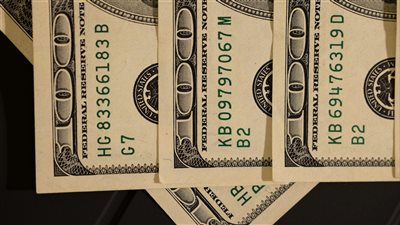 الجنيه المصري يواصل الضغط أمام الدولار وسط تحركات المحافظ النقدية ليوم 23 أكتوبر 2025