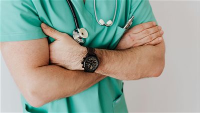 أطباء في الإمارات يحذّرون من ارتفاع معدّلات أمراض القلب بين الشباب نتيجة ضغوط العمل وأنماط الحياة غير الصحية