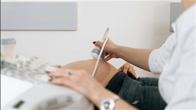 الإمارات تعمم فحص الحمض النووي غير الغازي ضمن برامج الحمل لتعزيز الكشف المبكر عن التشوّهات الجينية