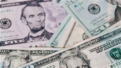 تراجع طفيف للجنيه المصري أمام الدولار وسط استقرار نسبي في سوق الصرف المحلي ليوم 9 نوفمبر 2025