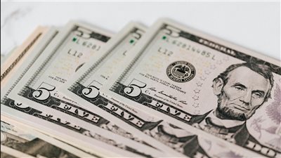 تراجع الجنيه المصري أمام الدولار في ظل ضغوط الاستيراد والتضخم ليوم 10 نوفمبر 2025