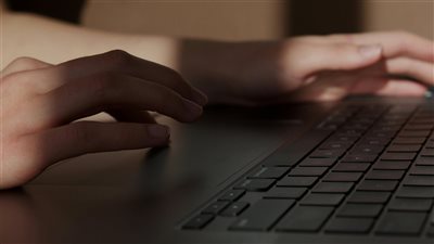 شركات كبرى تُحذر من الذكاء الظلّي في العمل بعد تزايد استخدام أدوات غير معتمدة داخل المؤسسات