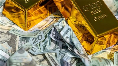 الذهب العالمي يتراجع نحو 1.9٪ مع صعود الدولار وسعره في مصر ليوم 16 نوفمبر 2025