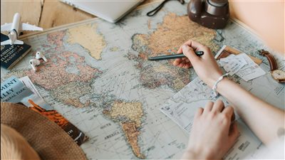تحوّل أنماط السفر نحو الإقامة الطويلة والبقاء البطيء في وجهات مثل بالي وتشياي ناي لدمج العمل والاسترخاء 