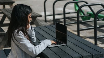 بحث أكاديمي يكشف إطارًا جديدًا لتعلم مخصص وسريع باستخدام الذكاء الاصطناعي RAG-PRISM لدعم إتقان المهارات الشخصية والمهنية بسرعة وكفاءة