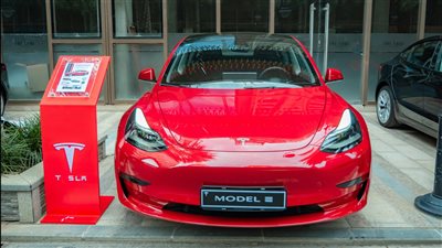 تجربة قيادة Tesla Model 3 2025: تقييم أداء المحرك وراحة المقاعد وكفاءة الوقود في الاستخدام اليومي