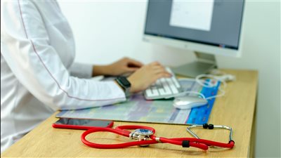 لجنة طبية عليا تصدر توصيات جديدة لتعزيز سلامة المرضى وتفعيل قانون المسؤولية الطبية في المستشفيات المصرية 