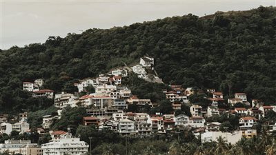سُياح من أوروبا يهرولون صوب القرى والمدن الصغيرة هروباً من الزحام السياحي وطلباً لسفر هادئ بعيد عن الوجهات المأهولة 