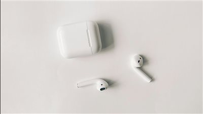 شركة آبل تضيف ميزات ذكاء اصطناعي متقدمة لسماعات AirPods ضمن استعدادات لسوق الأجهزة الذكية في 2026