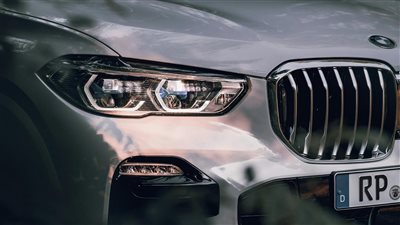 اختبارات المستهلك تكشف أكثر السيارات أمانًا في 2025 وتضع BMW X5 وتويوتا كامري في الصدارة