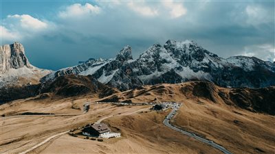 رحلات غير مألوفة إلى القمم الجبلية النائية تجذب عشاق المغامرة وتجارب السفر الفريدة