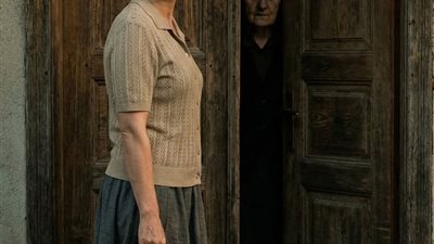 بعد أن انتقلت امرأةٌ عجوز إلى البيت الفارغ 