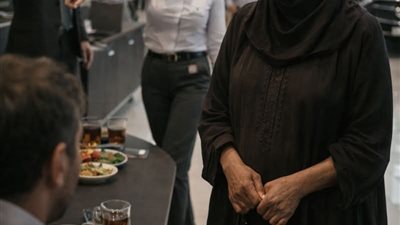 راحت معرض سيارات عشان تشتري لحفيدها 