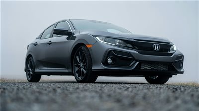 تقرير مراجعة سيارة Honda Civic 2026 يؤكد توازناً بين كفاءة الوقود وأداء المحرك وتجربة القيادة اليومية