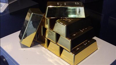 الذهب العالمي يقترب من أعلى مستوياته التاريخية وسعره في مصر ليوم 25 يناير 2026