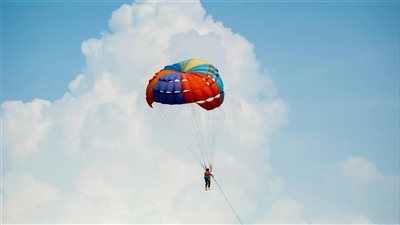 اتجاهات السفر في 2026 تكشف تفضيلات السياح نحو مغامرات رياضية وخطرة
