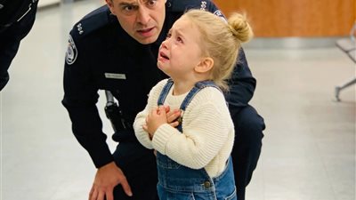 طفلة تذهب الى قسم الشرطة 