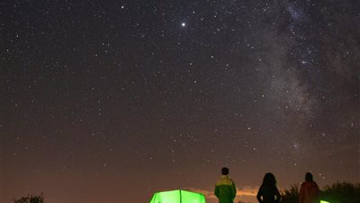 السفر نحو سماء الليل وتجارب فلكية في مواقع معتمة يجذب رحّالة 2026