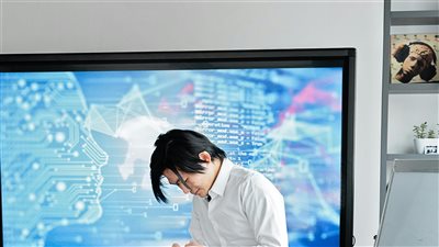 تسارع شركات التقنية نحو إنفاق قياسي في سباق الذكاء الاصطناعي مع تركيز على تطوير منصات ومساعدات ذكية