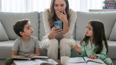 كانت قاعده مع ولادها بتذاكرلهم بقلمي فاطيما يوسف